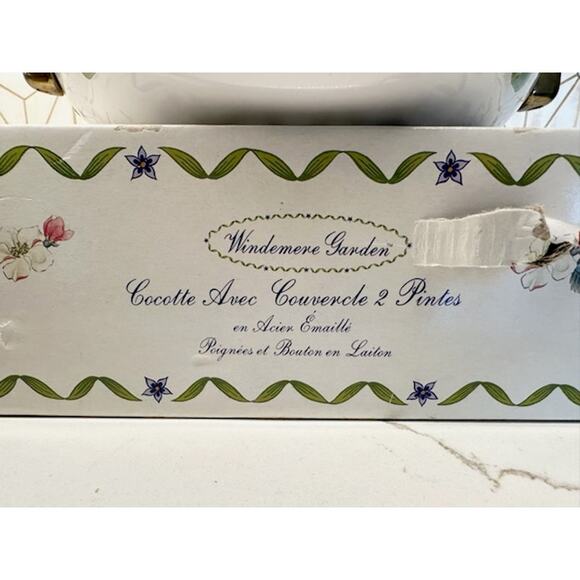 Vtge Windemere Garden 2-Qt Covered Casserole | Brass Handles | Enamel on Steel - Picture 6 of 7